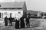 Stepinac obilazi imanje Dječjeg doma ratne siročadi u Jastrebarskom, 24. srpnja 1943.
